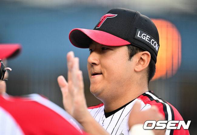 [OSEN=잠실, 조은정 기자]22일 오후 서울 잠실구장에서 2025 신한 SOL Bank KBO리그 LG 트윈스와 두산 베어스의 경기가 열렸다.LG는 송승기, 두산은 최승용이 선발로 나섰다.6회초 이닝을 마친 LG 선발 송승기가 미소를 짓고 있다. 2025.06.22 /