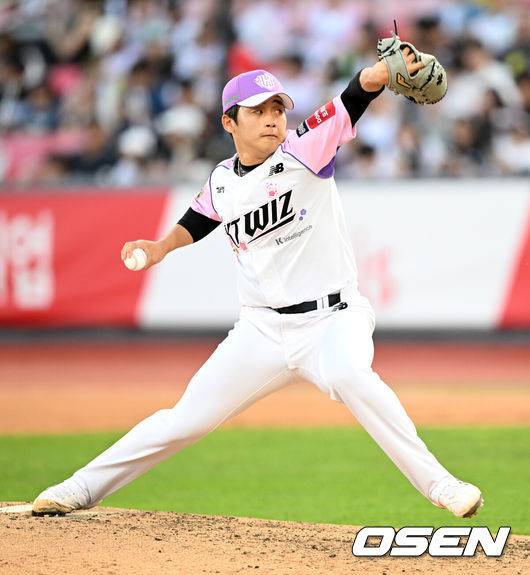 [OSEN=수원, 이대선 기자] 22일 오후 수원 KT위즈파크에서 2025 신한 SOL Bank KBO리그 KT 위즈와 NC 다이노스의 경기가 열렸다.KT는 쿠에바스, NC는 로건을 선발투수로 내세웠다8회초 KT 박영현이 역투하고 있다. 2025.06.22 /sunday@osen.co.kr