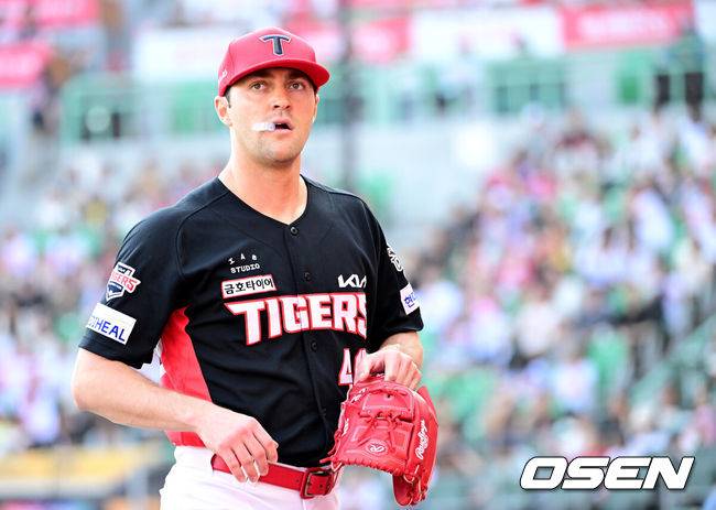 [OSEN=인천, 최규한 기자] 22일 인천 SSG랜더스필드에서 ‘2025 신한 SOL Bank KBO리그’ SSG 랜더스와 KIA 타이거즈의 경기가 열렸다.홈팀 SSG은 드류 앤더슨, 방문팀 KIA는 제임스 네일을 선발로 내세웠다.3회말 SSG 공격을 삼자범퇴로 막아낸 KIA 선발 제임스 네일이 더그아웃으로 향하고 있다. 2025.06.22 / dreamer@osen.co.kr