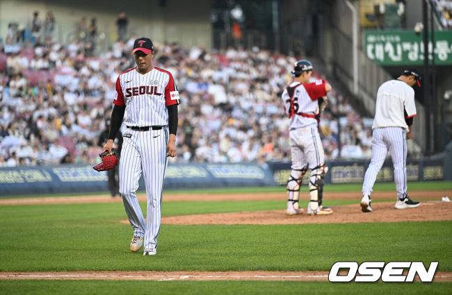 [OSEN=잠실, 조은정 기자]22일 오후 서울 잠실구장에서 2025 신한 SOL Bank KBO리그 LG 트윈스와 두산 베어스의 경기가 열렸다.LG는 송승기, 두산은 최승용이 선발로 나섰다.8회초 무사 만루 LG 정우영이 교체되고 있다. 2025.06.22 /cej@osen.co.kr