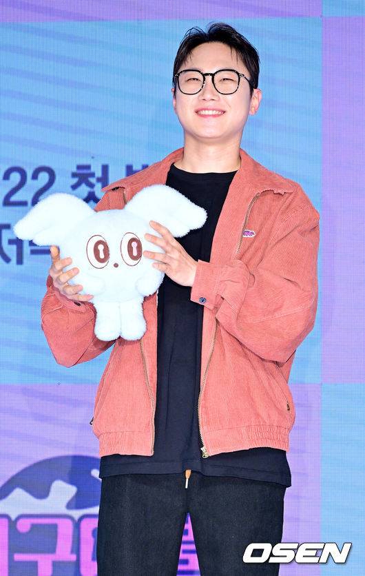 [OSEN=민경훈 기자] 20일 오후 서울 마포구 상암동 쇼킹 K-POP 스튜디오에서 ENA '지구마불 세계여행3' 제작발표회가 열렸다.‘지구마불3’는 여행 크리에이터 3대장 빠니보틀, 원지, 곽튜브가 김태호 PD에 의해 설계된 세계여행 부루마불 게임에 참여, 주사위에 운명을 맡기고 세계 각지를 여행하는 과정을 담은 예능 프로그램이다. 빠니보틀이 포토타임을 갖고 있다. 2025.03.20 / rumi@osen.co.kr