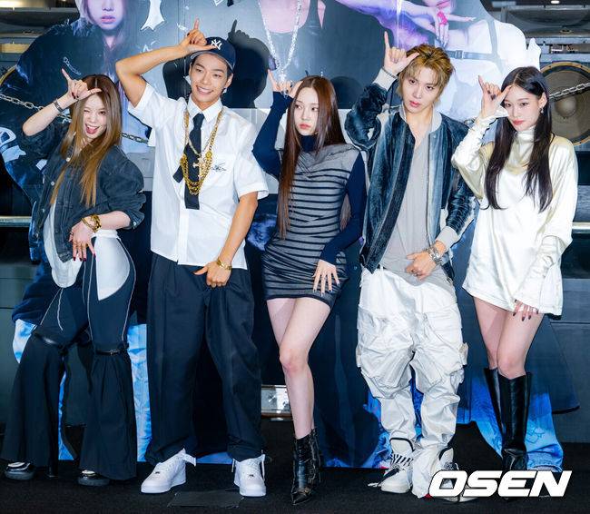 [OSEN=민경훈 기자] 23일 서울 강남구 강남대로 일상비일상의틈에서 더블랙레이블 신인 올데이 프로젝트 (ALLDAY PROJECT) 데뷔 기념 팝업 스토어 오픈 포토콜 행사가 열렸다.프로듀서 테디가 이끄는 더블랙레이블의 신인 혼성 그룹 올데이 프로젝트(ALLDAY PROJECT - 애니, 타잔, 베일리, 우찬, 영서)는 이날 정식 데뷔한다. 데뷔 전부터 신세계 정유경 회장의 장녀 애니(본명 문서윤)가 멤버로 포함돼 화제를 모으고 있다. 한편, 이들은 앞서 지난 16일 더블 타이틀곡 가운데 하나인 '페이머스'(FAMOUS) 뮤직비디오를 선공개해 유튜브 '인기 급상승 음악'과 '인기 급상승 동영상' 1위를 기록했다.올데이 프로젝트가 포토타임을 가지고 있다. 2025.06.23 /rumi@osen.co.kr