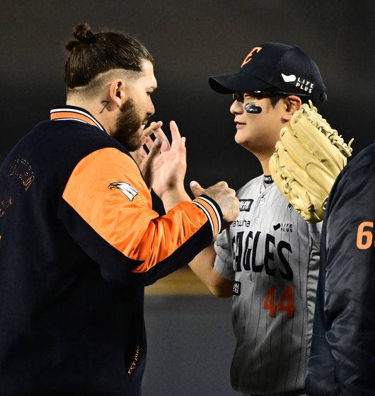 [OSEN=지형준 기자] 외국인타자 에스테반 플로리얼이 지옥과 천당을 오간 한화 이글스가 접전 끝 두산 베어스를 잡고 연패를 끊어냈다.&nbsp;프로야구 한화 이글스는 9일 서울 잠실구장에서 열린 2025 신한 SOL뱅크 KBO리그 두산 베어스와의 시즌 2차전에서 5-4로 승리했다.&nbsp;한화는 전날 끝내기패배 설욕과 함께 2연패에서 탈출하며 시즌 5승 10패를 기록했다. 반면 3연승이 좌절된 두산은 하루 만에 5할 승률이 무너졌다. 7승 8패.&nbsp;경기를 마치고 한화 폰세, 김서현이 승리 하이파이브를 하고 있다. 2025.04.09 / jpnews@osen.co.kr