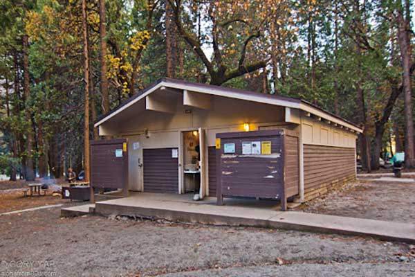 요세미티국립공원 내 야영장의 화장실. 사진 알로하 프롬 808.