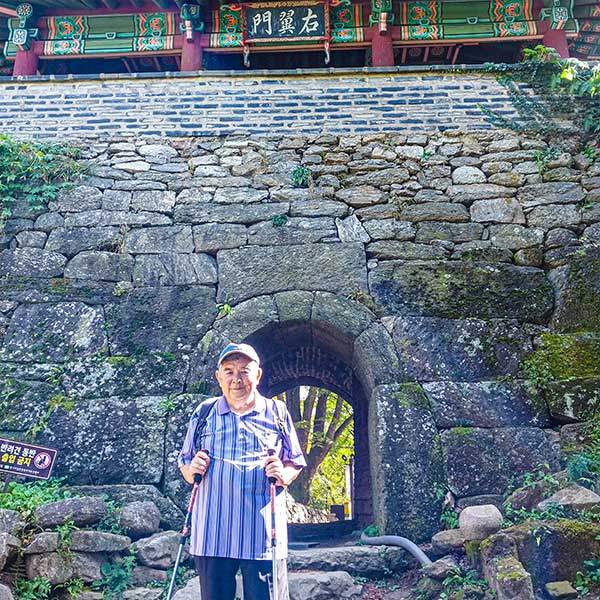 남한산성 성문 앞에서 필자.