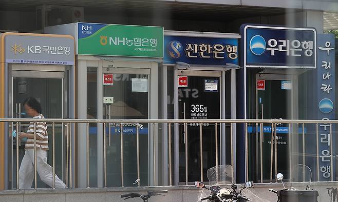 최근 서울 등 수도권 주택 가격이 빠르게 오르고 코스피 지수도 3,000선을 넘어서면서 '영끌' (영혼까지 끌어모아 대출) 열기가 갈수록 뜨거워지고 있다. 22일 금융권에 따르면 5대 은행(KB국민·신한·하나·우리·NH농협)의 지난 19일 기준 가계대출 잔액은 752조749억원으로, 5월 말(748조812억원)보다 3조9천937억원 불었다. 사진은 이날 서울 시내 주요 은행 ATM 창구 모습. 연합뉴스