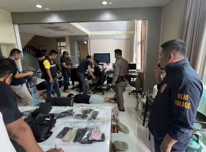 한국인 온라인사기 조직 체포 현장. 방콕포스트 SNS 캡처.