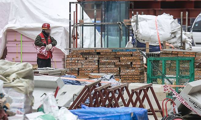 서울시내 아파트 건설현장에서 건설노동자들이 작업을 하고 있다. 뉴시스