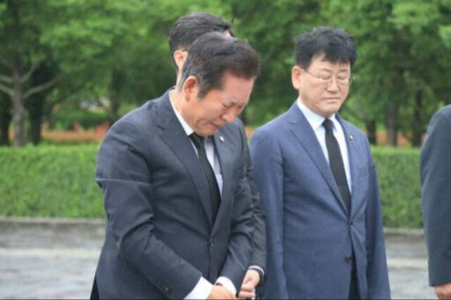 더불어민주당&nbsp;정청래 의원이 지난 21일&nbsp;경남 김해시 봉하마을에서 노무현 전 대통령 묘역을 참배하며 애통해하고 있다.&nbsp;정청래의원실 제공