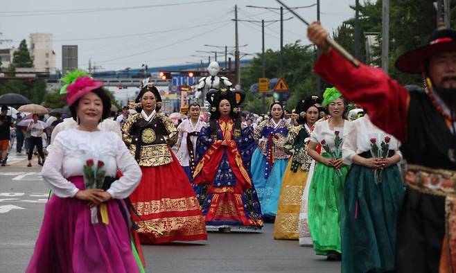 포항불빛축제 거리 퍼레이드.