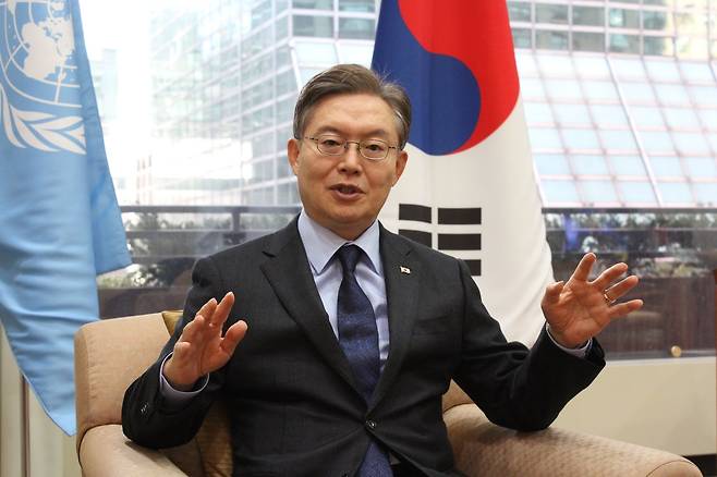 황준국 주(駐)유엔 한국 대표부 대사. 황 대사는 22일(현지시간) 미국의 이란 핵 시설 공습을 논의하기 위한 안보리 긴급 회의에 참석해&nbsp;“군사적 수단만으로는 지속 가능한 위기 해결책을 마련할 수 없다”며 “모두가 최대한&nbsp;자제하고 대화와 외교를 되살리기 위해 노력할 것을 촉구한다”고 말했다. 세계일보 자료사진