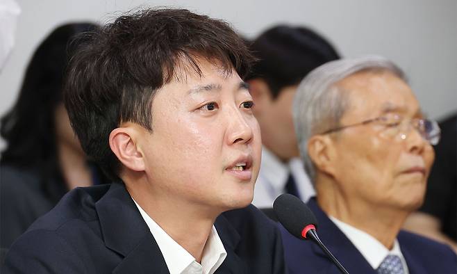 이준석 개혁신당 의원이 23일 서울 여의도 국회 의원회관에서 열린 대선 평가 세미나에서 기념사를 하고 있다. 뉴스1