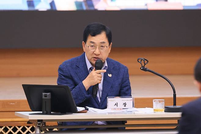 주낙영 경주시장이 확대간부회의에서 "완성도 높은 행정을 통해 시민의 신뢰를 얻자"고 참석자들에게 당부하고 있다. 경주시 제공