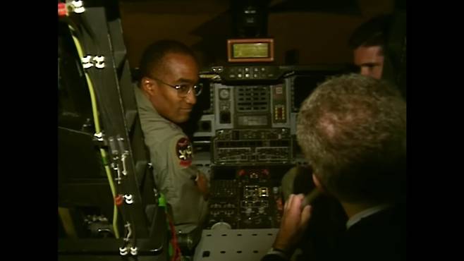 PBS 관계자가 B-2 내부에서 조종사와 대화를 나누고 있다. PBS 유튜브 캡처