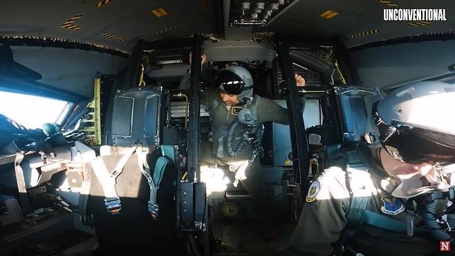 B-2 조종사 1명이 비행 중 조정석 뒷 공간에서 스트레칭을 하고 있다. 뉴스위크 언컨벤셔널 유튜브 캡처석 뒷 공간에서 스트레칭을 하고 있다. 뉴스위크 언컨벤셔널 유튜브 캡처