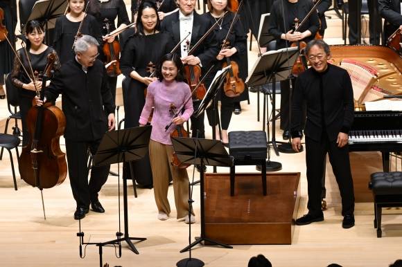 베토벤의 ‘삼중협주곡’을 연주한 뒤 연주자들이 관객에게 인사하는 모습. 왼쪽부터 중국 첼리스트 지안 왕, 일본 바이올리니스트 사야카 쇼지, 정명훈.  클래식부산 제공