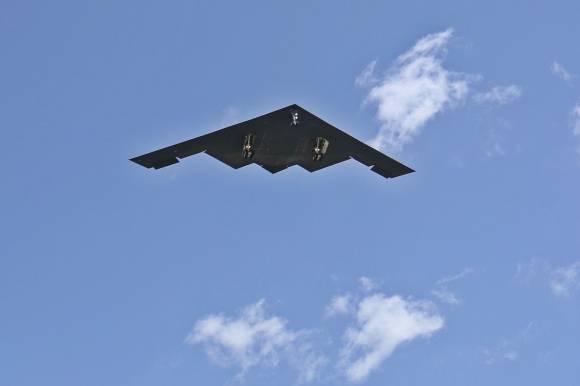 20일(현지시간)부터 36시간 동안 이란 핵시설 무력화 임무를 전개한 미 공군 B-2 스텔스 폭격기가 22일 미국 미주리주 와이트먼 공군기지로 복귀하고 있다. 2025.6.22 AP 연합뉴스