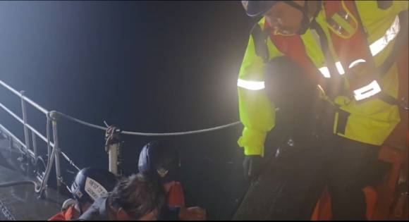 목포해경이 지난 20일 밤 풍랑주의보 속, 신안군 흑산면에서 발생한 응급환자를 경비함 고속단정에 태우고 있다. (목포해경 제공)