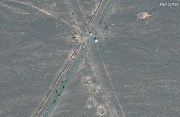 22일(현지시간) 미국 민간위성기업 맥사 테크놀로지가 제공한 사진. 20일 이란 포르도 핵 연료 농축 시설(FFEP)에서 약 1.1㎞ 떨어진 도로에 화물 트럭 여러 대가 보인다. 미국은 22일 새벽 이 시설에 벙커버스터 폭탄을 투하했다. 2025.6.22 AFP 연합뉴스