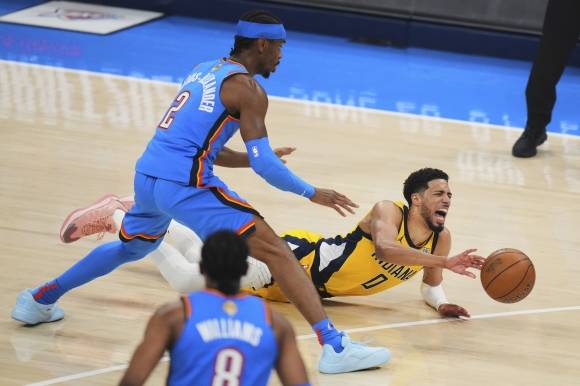 타이리스 할리버튼(인디애나 페이서스)이 23일(한국시간) 미국 오클라호마주 오클라호마시티의 페이컴 센터에서 열린 2024~25 NBA 파이널 7차전 오클라호마시티 선더와의 원정 경기에서 1쿼터 아킬레스건 부상으로 쓰러지고 있다. AP 연합뉴스