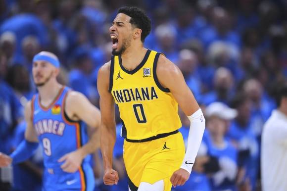 타이리스 할리버튼(인디애나 페이서스)이 23일(한국시간) 미국 오클라호마주 오클라호마시티의 페이컴 센터에서 열린 2024~25 NBA 파이널 7차전 오클라호마시티 선더와의 원정 경기에서 득점한 뒤 포효하고 있다. AP 연합뉴스