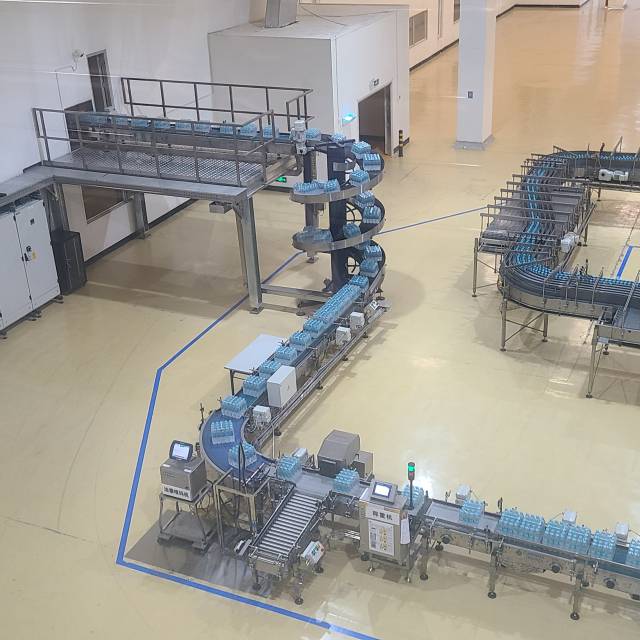 중국 연변농심 공장에서 백산수가 포장 작업을 거치고 있다. 김연하기자