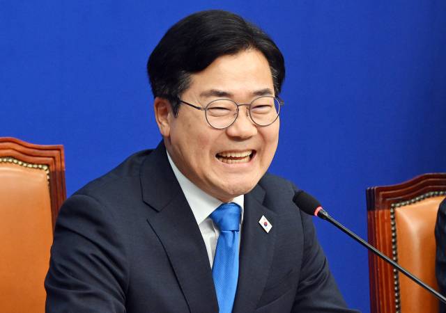 박찬대 더불어민주당 당대표 직무대행이 13일 국회에서 열린 최고위원회의에 최고위원들에게 발언 순서를 양보하며 밝게 웃고 있다. 오승현 기자