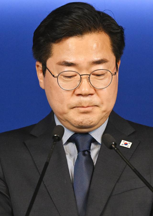 박찬대 더불어민주당 전 원내대표가 23일 서울 여의도 중앙당사에서 당 대표 선거 출마를 선언을 하던 중 이재명 대통령 관련 발언을 하며 울먹이고 있다. 오승현 기자 2025.06.23