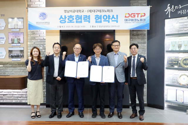 이재용(왼쪽 세번째) 영남이공대 총장과 김한식(네번째) 대구TP 원장 등이 20일 산학협력 체계 구축을 위한 협약을 체결한 뒤 기념촬영을 하고 있다. 사진제공=영남이공대