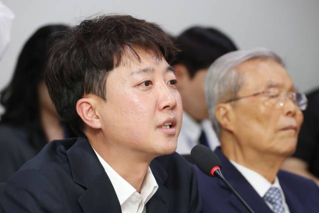 이준석 개혁신당 의원이 23일 오후 서울 여의도 국회 의원회관에서 열린 대선 평가 세미나에서 기념사를 하고 있다. 뉴스1