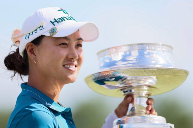 이민지가 23일(한국 시간) KPMG 여자 PGA 챔피언십 우승 뒤 트로피를 들고 환하게 웃고 있다. AFP연합뉴스