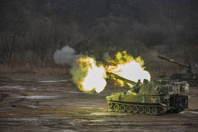올 1월 경기도 파주시에서 실시된 혹한기 전술훈련에서 육군 30기갑여단 하나포병대대 K55A1 자주포가 사격하고 있다. 연합뉴스