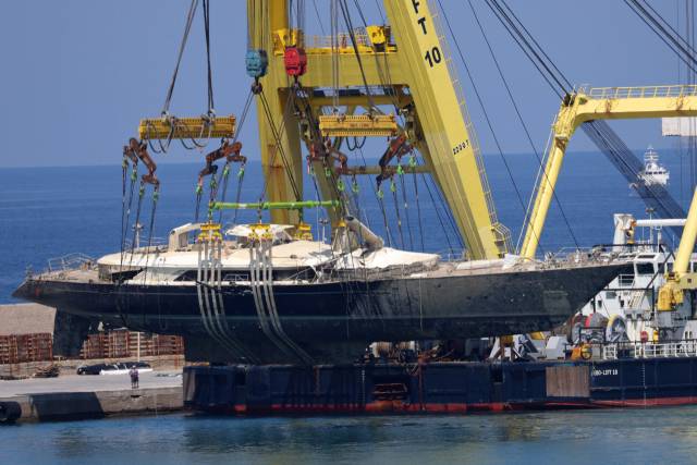 2024년 8월 22일 시칠리아 팔레르모 인근 포르티첼로 앞바다에서 침몰한 초호화 요트 '베이지언호(Bayesian)'의 잔해를 크레인 선박 '헤보 리프트 10(Hebo Lift 10)'이 인양하는 모습. AFP 연합뉴스