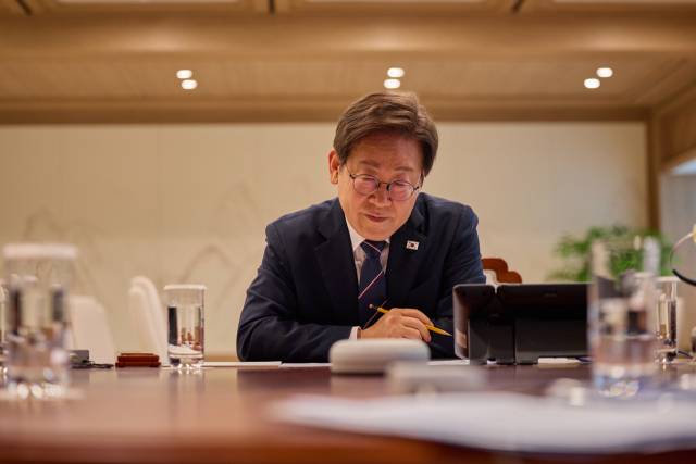 이재명 대통령이 23일 용산 대통령실에서 프라보워 수비안토 인도네시아 대통령과 블루투스 스피커로 통화하고 있다.연합뉴스