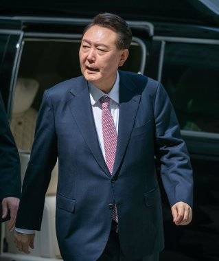 윤석열 전 대통령이 6월 9일 서울 서초구 서울중앙지방법원에서 열린 내란 우두머리 혐의 사건 공판에 출석하고 있다. 동아DB