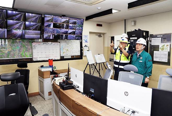 지난 18일 최병갑 파주시&nbsp; 부시장(초록색 민방위복)이 지하차도 유지관리사무소 현장을 점검하고 있다. Ⓒ파주시청 제공