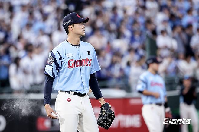 롯데 윤성빈이 22일 사직구장에서 열린 삼성과 홈경기 7회초 구원등판해 삼성 외국인타자 르윈 디아즈의 높이 뜬 타구를 바라보고 있다. 사진제공｜롯데 자이언츠