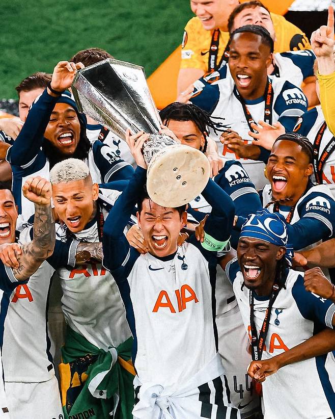 지난 시즌 스페인 빌바오에서 열린 UEFA 유로파리그 결승전에서 우승한 뒤 트로피 세리머니를 펼치는 토트넘 선수단의 즐거운 모습. 그러나 토마스 프랑크 감독이 지휘봉을 잡게 된 다음 시즌은 큰 폭의 변화가 불가피하다. 사진 속 모두가 함께 할 가능성은 몹시도 희박하다. 사진출처｜토트넘 홋스퍼 페이스북