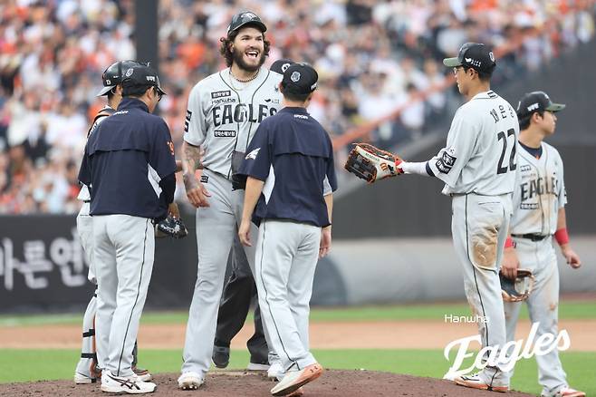 한화 코디 폰세(왼쪽 3번째)가 22일 대전 한화생명이글파크에서 열린 키움전에서 6회초 도중 투구를 마치고 마운드를 내려가고 있다. 사진제공｜한화 이글스
