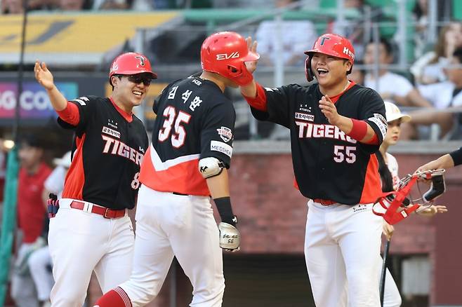 KIA 김석환(가운데)은 22일 인천 SSG와 원정경기에서 8회초 대타로 출전해 결승 2점 홈런을 터트려 팀 6연승에 보탬이 됐다. 사진제공｜KIA 타이거즈