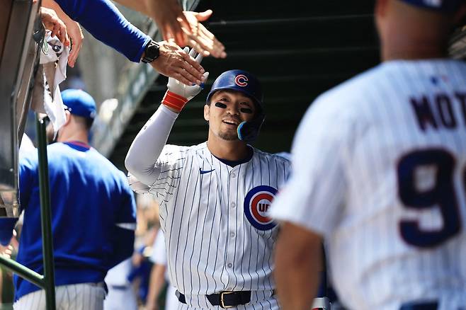 시카고 컵스 스즈키가 23일 시애틀전에서 1회말 홈런을 치고 들어온 뒤 동료들의 축하를 받고 있다. AFP연합뉴스