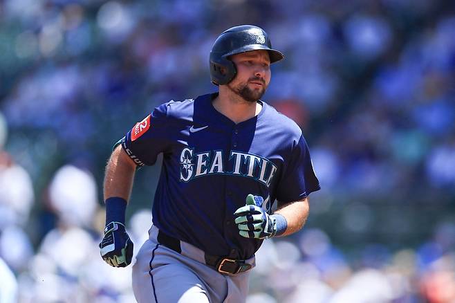 시애틀 칼 롤리가 23일 시카고 컵스전에서 1회초 홈런을 날린 뒤 달리고 있다. AFP연합뉴스