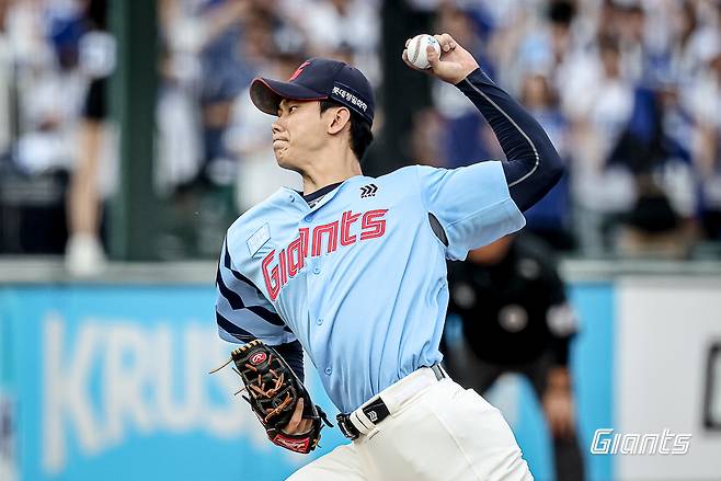 지난 22일 사직 삼성전에서 역투하는 롯데 홍민기. 롯데 자이언츠 제공