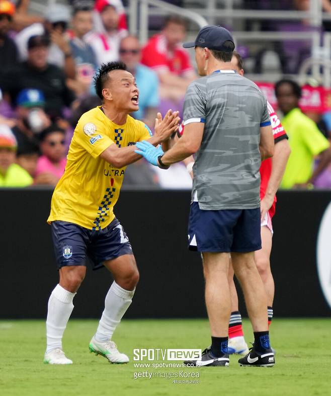 ▲ 뉴질랜드의 클럽 오클랜드 시티에서 뛰는 저우통은 이번 클럽 월드컵에서 뛰는 유일한 중국 선수다. 부상을 우려해 교체 사인이 나온 뒤에도 스태프에게 고함을 질렀던 그는 '유일한 중국인으로 더 뛰고 싶었다'는 심경으로 논란을 해명했다.&nbsp;