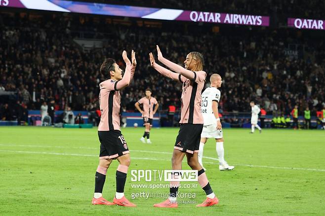 ▲ 바이에른 뮌헨이 애초 공격진 개편 중심으로 미토마 가오루를 설정한 내부 정책을 폐기하고 측면 보강 타깃을 전격 변경했다. 이강인(사진 왼쪽) 소속팀 동료인 브래들리 바르콜라(사진 오른쪽)를 포함해 윙어 4인에게 '문어발' 접촉을 추진 중인 것으로 확인됐다.