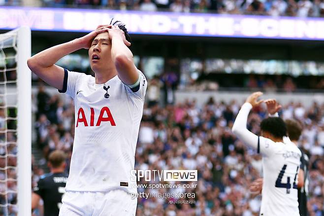 ▲ 오하라는 "주장은 앞장서서 팀을 이끌어야 한다. 팀의 목덜미를 잡고서라도 구렁텅이에서 꺼내는 힘을 발휘해야 한다"면서 "손흥민은 그렇지 않다. 당장 손흥민에게 주어진 주장 완장을 빼앗아서 다른 선수에게 넘겨야 한다"라고 소리쳤다.