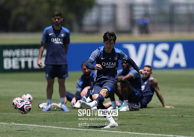 ▲ 올 시즌 이강인은 후반기 들어 자취를 감췄다. 팀 내 주전 경쟁에서 완전히 밀렸다. 4-3-3을 즐겨 쓰는 루이스 엔리케 감독은 전방 스리톱에 이강인 대신 크바라츠헬리아, 우스만 뎀벨레를 붙박이로 중용했다. 나머지 한 자리는 브래들리 바르콜라, 데지레 두에를 돌아가며 기용했다.