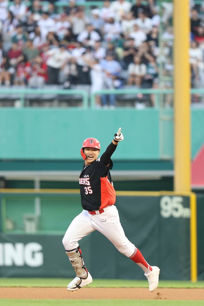 KIA 타이거즈 김석환이 22일 인천 SSG전에서 8회 투런포를 터트린 뒤 세리머니를 펼치고 있다. /사진=KIA 타이거즈 제공