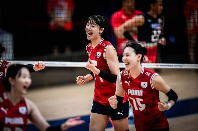 득점에 성공한 뒤 기뻐하고 있는 대한민국 여자 배구 대표팀 선수들. /사진=국제배구연맹(FIVB) 홈페이지 캡