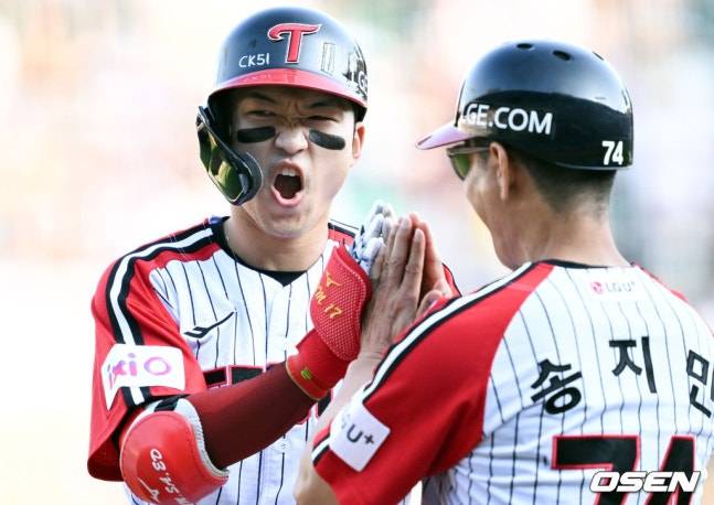 LG 박해민이 22일 잠실 두산전 3회말 1사 1, 3루에서 적시타 후 기뻐하고 있다.